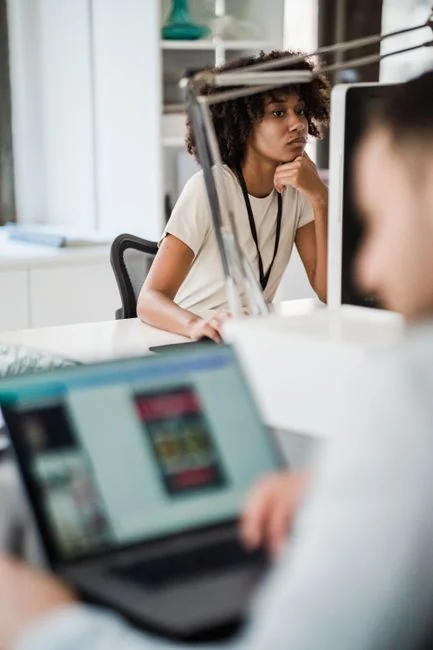 Vue rapprochée de différents documents marketing sur un bureau, idéale pour les échanges autour du business et de la stratégie.